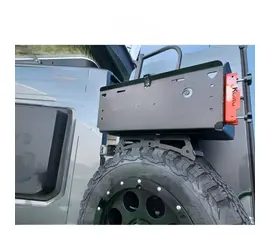 Offene Universal-Transportbox  ﻿  Entwickelt, um auf dem Reserverad  mit dem TT-Träger zu montieren. Durch die mehrfache Perforation kann die Box jedoch auf verschiedene Weise befestigt werden.