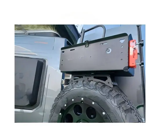 Offene Universal-Transportbox  ﻿  Entwickelt, um auf dem Reserverad  mit dem TT-Träger zu montieren. Durch die mehrfache Perforation kann die Box jedoch auf verschiedene Weise befestigt werden.